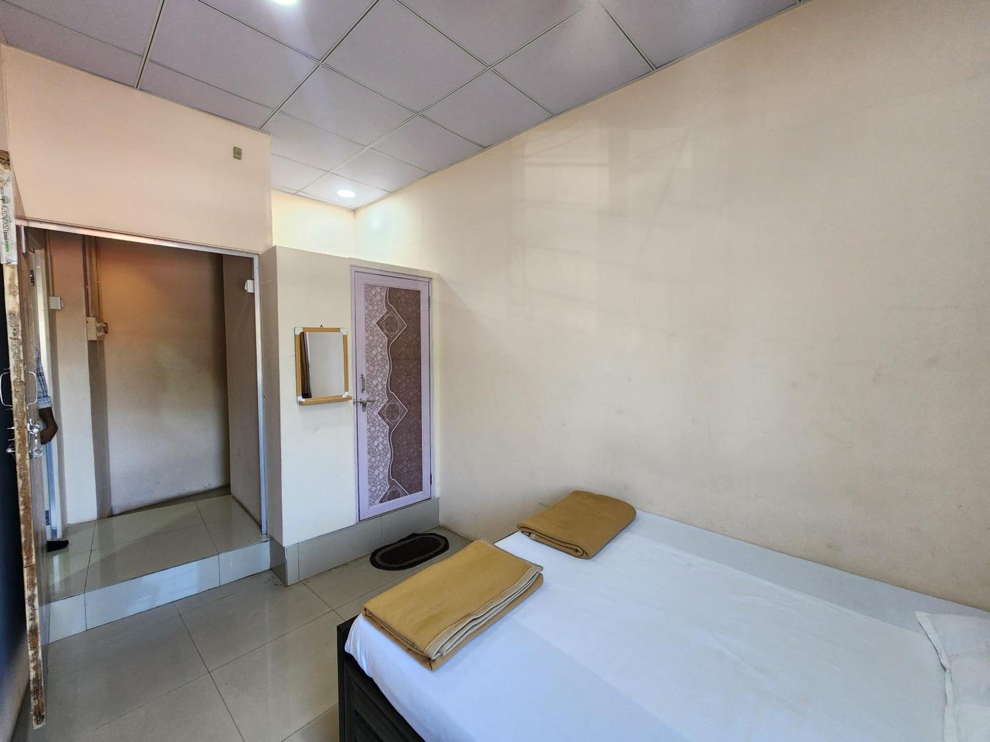 Hotel Diamond Ac Dormitory And Guest House Surat Exterior photo